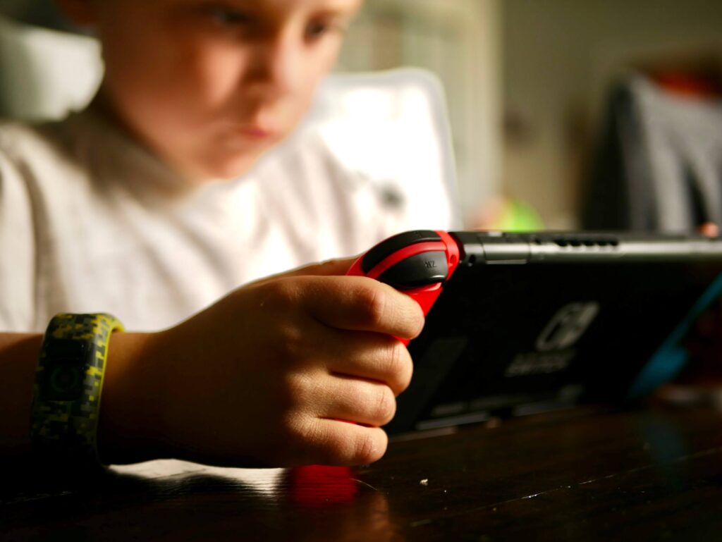 Los jóvenes obtienen peores resultados académicos cuando juegan a videojuegos entre semana