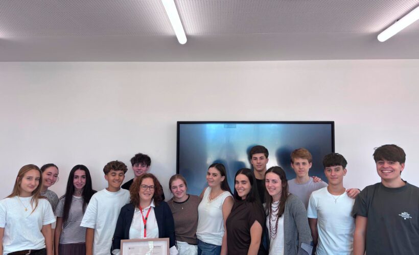 Esther Delgado junto a alumnos del Colegio CEU Valencia tras ser reconocida entre los 25 docentes destacados de la Comunidad Valenciana