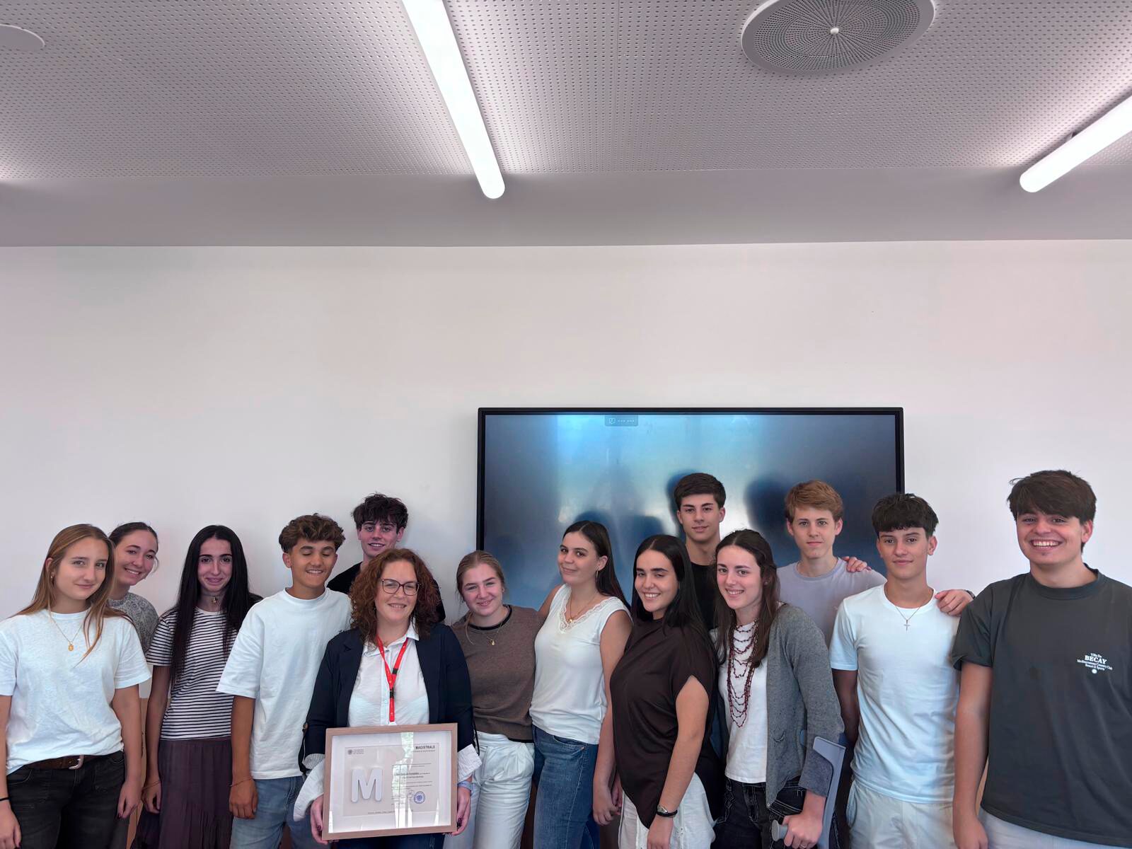 esther delgado con alumnos • Esther Delgado, entre los 25 docentes que dejan huella en la Comunidad Valenciana